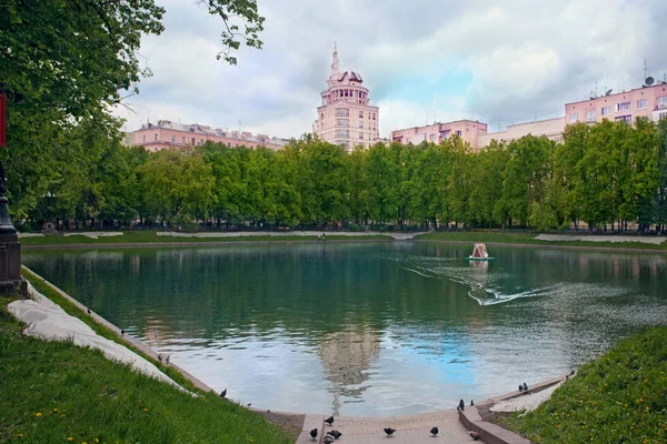 Parque con estanques Patriarshiye entre casas residenciales en verano . — Foto de Stock