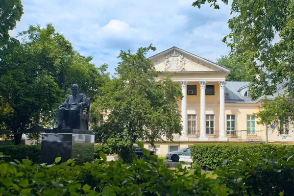 Monumento al escritor ruso Lev Tolstoy cerca de una antigua mansión i — Foto de Stock