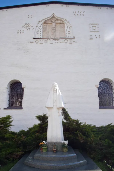 Monumento a mártir Elizabeth em fachada do norte de Gato de Pokrovsky — Fotografia de Stock