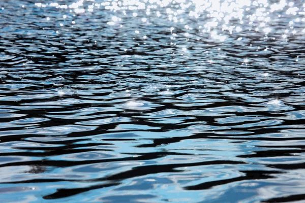 Abstrakte Welle Wasser Hintergrund Schöne Wasseroberfläche Mit Sonneneinstrahlung — Stockfoto