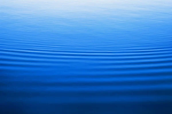 Abstrakte Welle Wasser Hintergrund. schöne Wasseroberfläche — Stockfoto