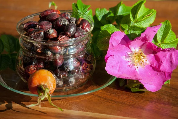 Tasse mit Beeren der Heckenrose. Konzept der Herstellung von gesundem d — Stockfoto