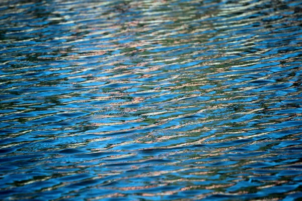 Абстрактний хвильовий водяний фон з яскравими кольоровими плямами світла — стокове фото