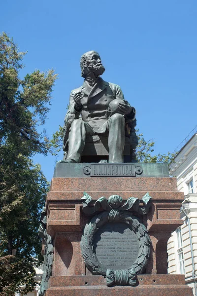 Denkmal von Pirogov - großer Wissenschaftler, Lehrer und Arzt. Moskau — Stockfoto