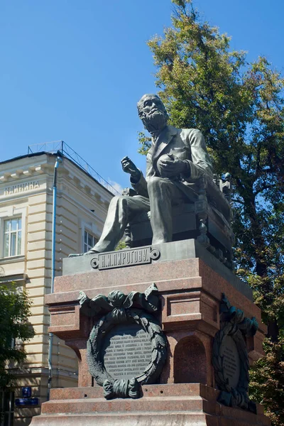 Monument of Pirogov - great scientist, teacher and doctor. Moscow — Stock Photo, Image