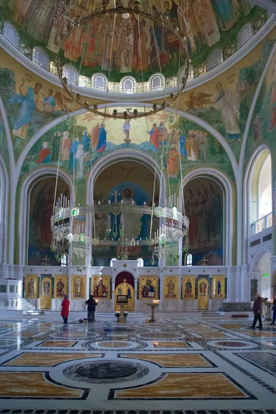 Persone nella chiesa della Risurrezione di Cristo. Mosca — Foto Stock