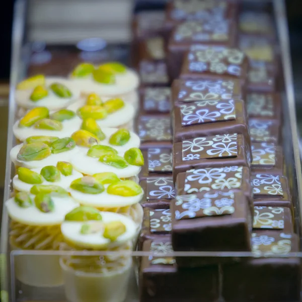 Doces originais feitos à mão com creme, chocolate, nozes — Fotografia de Stock