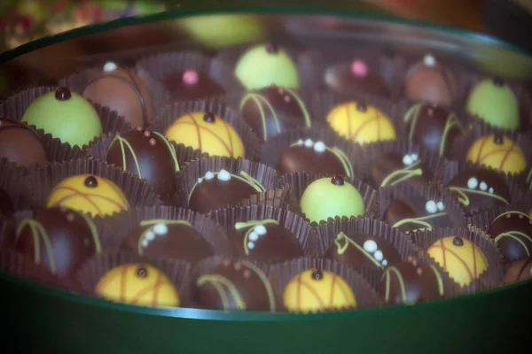 Chocolats faits à la main dans une boîte — Photo