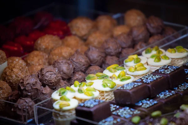 Doces originais feitos à mão com creme, chocolate, nozes — Fotografia de Stock