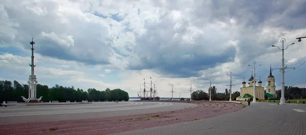 Ναυτικό τετράγωνο - ανάχωμα του Βορονέζ με πλοίο-Μουσείο και τον καθεδρικό ναό. — Φωτογραφία Αρχείου