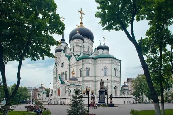 Благовещенский собор и памятник Святому Митрофану в Воронезе — стоковое фото