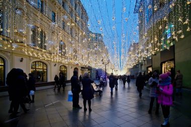 Yeni yıl ve Noel aydınlatma dekorasyon sokak Nikolskaya 