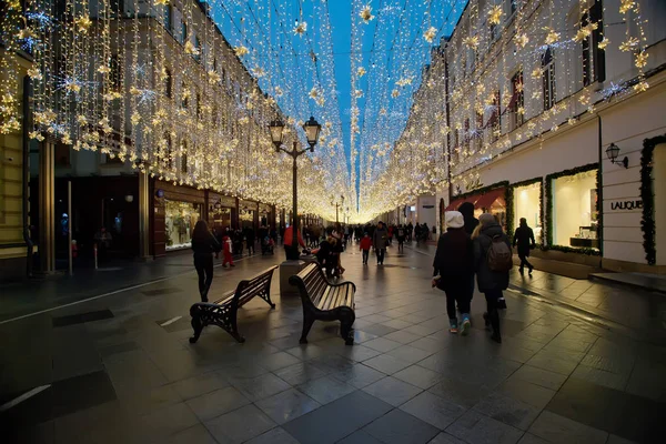 Karácsony és újév világítás díszítés street Nikolskaya — Stock Fotó