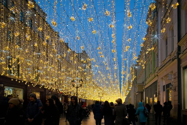 Anno nuovo e decorazione di illuminazione di Natale su strada Nikolskaya — Foto Stock