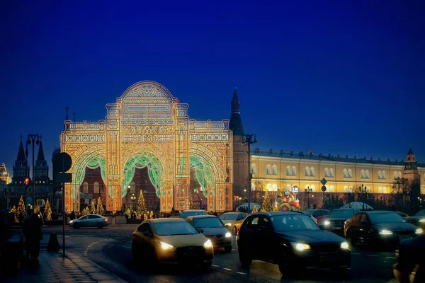 Πρωτοχρονιά και τα Χριστούγεννα διακόσμηση φωτισμού στην πλατεία Manezhnaya — Φωτογραφία Αρχείου