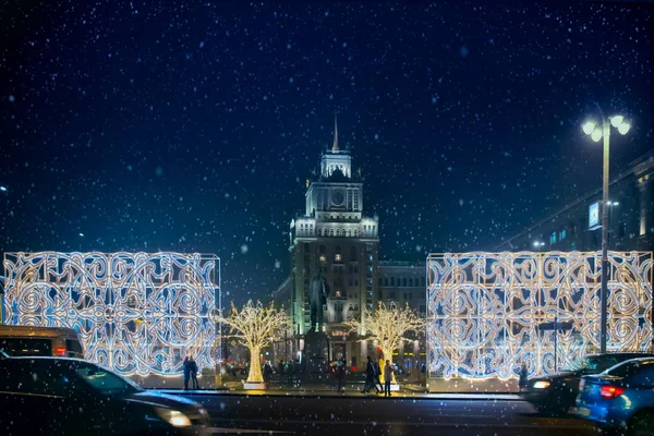 Moskova'da kar yağışı. Triumphal Meydanı'nda Yeni yıl şenlikli ışık sahne — Stok fotoğraf