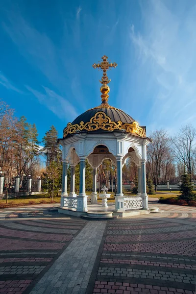 Ciborium i territorium av Epiphany katedralen. Gorlovka. — Stockfoto