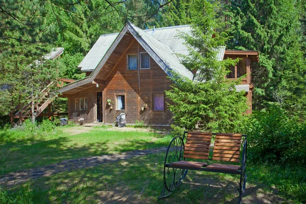 Houten vakantiehuis in het bos — Stockfoto