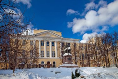 Moskova Devlet Üniversitesi Lomonosov, journali Fakültesi adında,