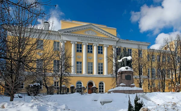 Staatsuniversiteit van Moskou, benoemd en beschreven door Lomonosov, Faculteit journali — Stockfoto