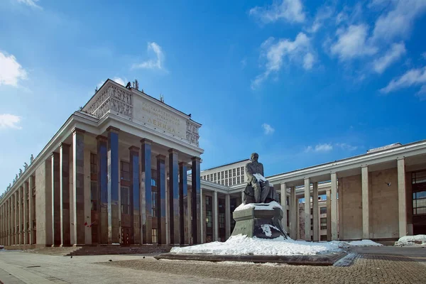 Библиотека Ленина и памятник Достоевскому в Москве — стоковое фото