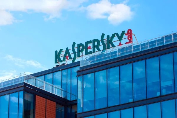 Подпись Лаборатории Касперского на здании Центрального офиса в Москве — стоковое фото
