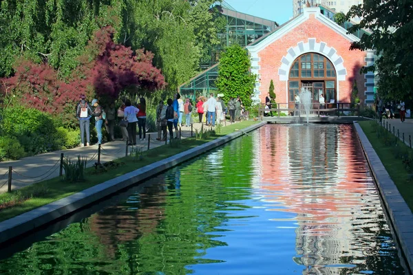 Botanische tuin met vijver in Moskou — Stockfoto