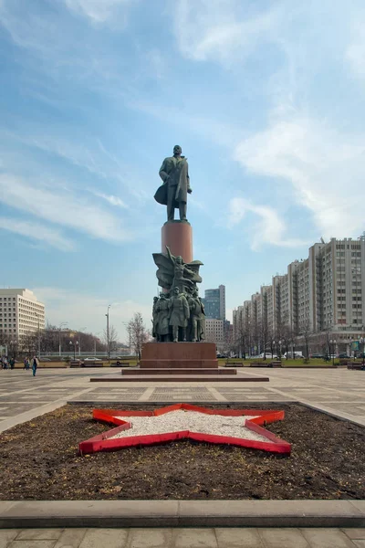 Monument to Vladimir Lenin on Kaluzhskaya Square in Moscow city — Stock Photo, Image