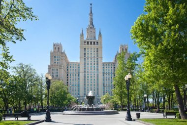 Moskova, Rusya - 10 Mayıs 2018: Apartman kompleksi Moskova Kudrinskaya meydanında Stalin imparatorluk tarzı yaptı