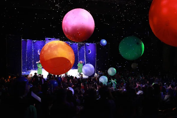 Großes Finale der populären slawischen Schneeshow im russischen Volksliedtheater — Stockfoto