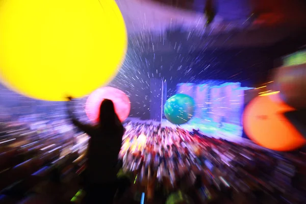 公演の上に色のついたボールで背景がぼやけている — ストック写真