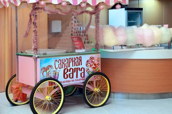 Quiosque colorido vendendo algodão doce no prédio — Fotografia de Stock