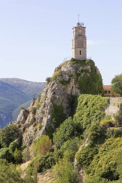 Blick auf die ikonische Turmuhr in Arachova Dorf in Griechenland — Stockfoto