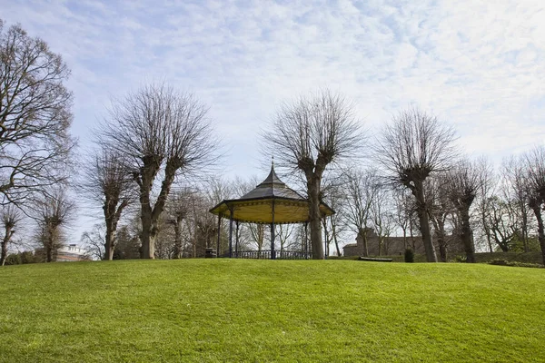 2020年4月封锁期间 英格兰的空科切斯特城堡公园 原因是以音乐台和城堡为背景的科罗纳维耶斯检疫 — 图库照片