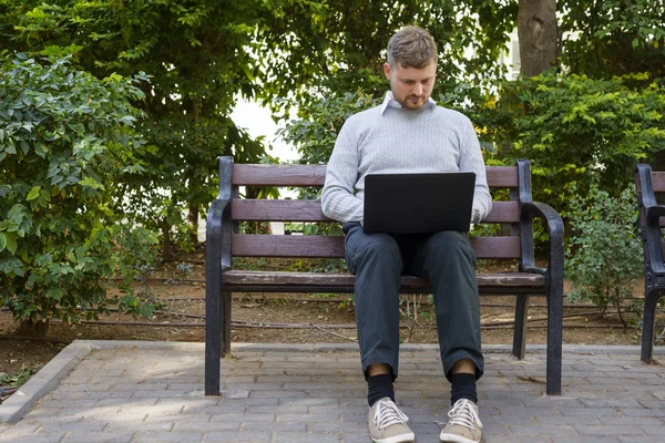 Jonge freelancer werkt in open lucht kantoor — Stockfoto