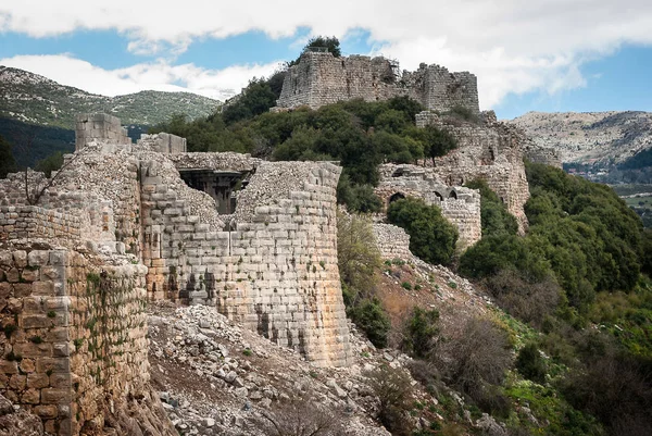 猎人堡垒的废墟 Mivtzar 中世纪堡垒位于北部戈兰高地 以色列 图库图片