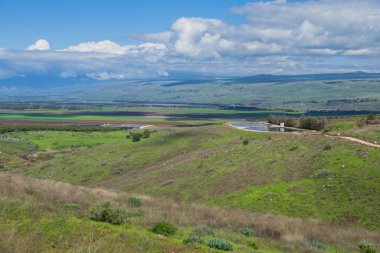 Dağlar, tepeler ve tarım alanları ile Golan Tepeleri (Ramat Ha-Golan) nefes kesici manzara görünümü. Suriye hudut