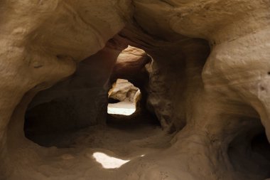 Red Canyon, dev uçurum - renkli kumtaşı gün ortasında güneş ışıkları yüksek çöl yuvası kanyonda kayalar. İsrail, Eilat dağlarında seyahat