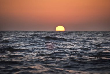 Denizde gün batımı soyut görüntü. Gece vakti. Tel Aviv Sahili tarafından açık denizde Akdeniz 'de yapılan resim