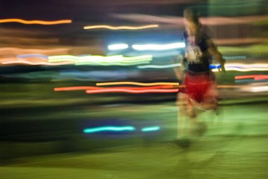Bir gece Runner yaratıcı stok görüntü. Soyut dışarı-in odak görüntü geceleri eğitim koşucu. Hayat başarı, hayat mücadelesi, en iyisini yapmaya amacı ulaşmasını kavramsal soyut resim.