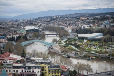 Tbilisi, başkenti ve en büyük şehir Gürcistan cityscape Kura Nehri kıyısında yalan. Bir cobblestoned bu eski şehir dönemleri Farsça ve Rus egemenliği altında bulunan bir uzun, karmaşık geçmişi yansıtır
