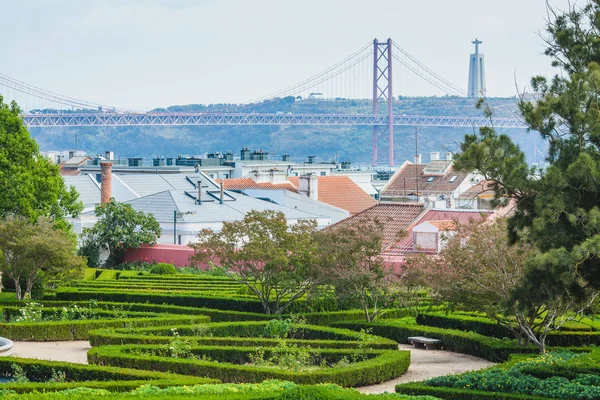 Una hermosa vista desde una antigua fuente en el parque de Lisboa — Foto de Stock
