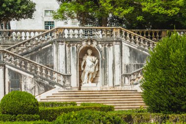 Lizbon 'daki bahçenin merdivenlerinde bir Roma savaşçısının heykeli.