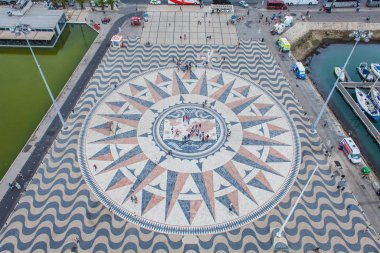 Lizbon 'daki keşifler için anıtın tepesinden manzara