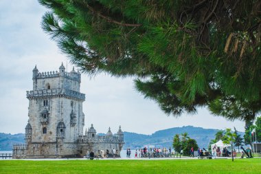 Lizbon 'da nehrin kıyısındaki Belem kulesinin manzarası