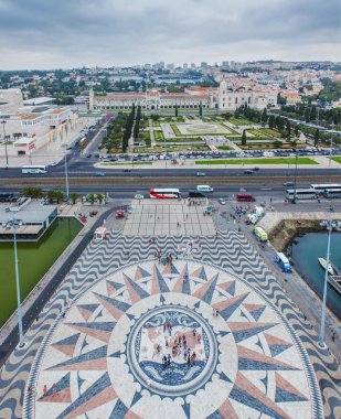 Lizbon 'daki keşifler için anıtın tepesinden manzara