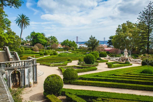 Un sentiero sulla terrazza del parco con vista sul ponte — Foto Stock