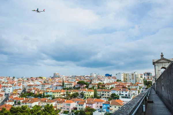 Samolot nad akweduktem Lizbony — Zdjęcie stockowe