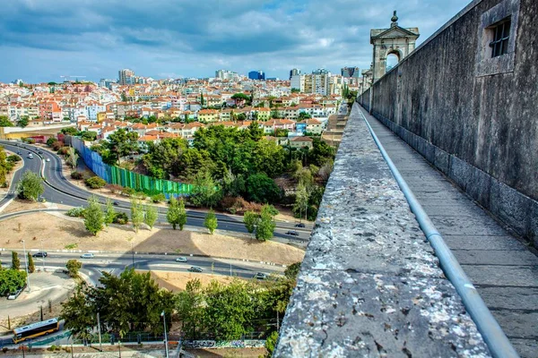 Una vista desde el acueducto de Lisboa — Foto de Stock