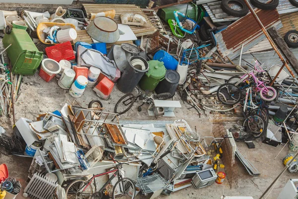 Lizbon 'un çatısındaki hurda deposunun manzarası.